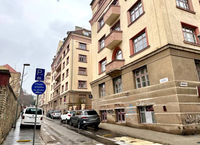 REZERVOVANÉ Na prenájom 3 izbový byt, 73 m2, Bratislava, Zochova - Zochova ulica v Bratislave - Starom Meste s parkovanými autami a obytnými budovami.
