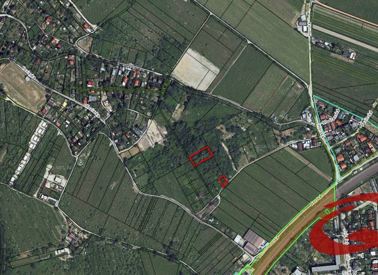 **INVESTIČNÉ POZEMKY, KDE TICHO A PRÍRODA MAJÚ HLAVNÉ SLOVO** - Letecký pohľad na rekreačné pozemky v oblasti Koziarka, Bratislava - Nové Mesto.