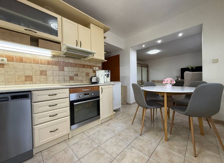 PREDAJ - 2i BYT - ZLATÉ MORAVCE - Kuchyňa s kuchynskou linkou a jedálenským stolom v 2-izbovom byte.