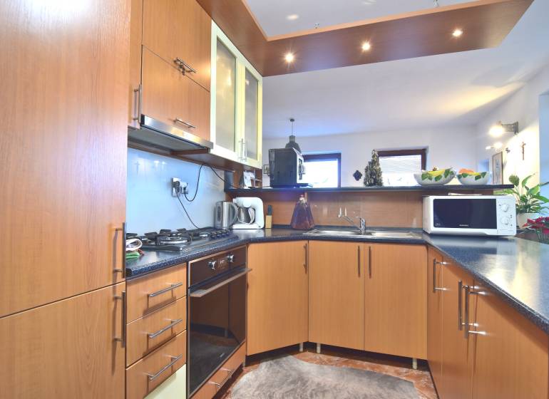 LIMBACH, 176 m2 –  kompletne zrekonštruovaný 5-i rodinný dom - Kuchyňa s dreveným nábytkom, spotrebičmi na Limbach v rodinnom dome.