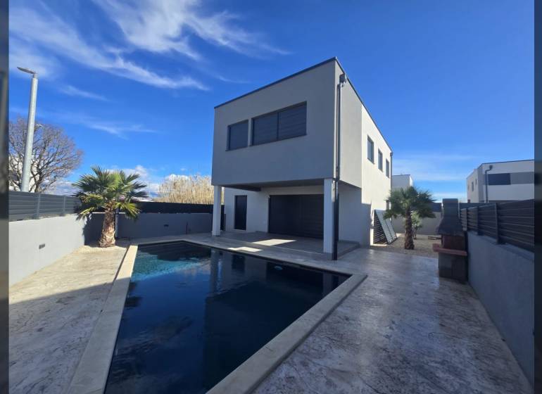 VRSI/ZUKVE - vila s bazénom - Vila v Zukve, Vrsi s bazénom a palmou na dvore.