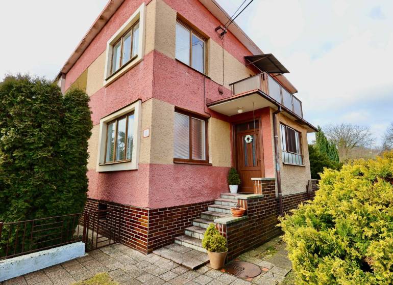 RD v jednej z najžiadanejších lokalít Michaloviec – pod Hrádkom - Rodinný dom na Kalinčiakovej ulici v Michalovciach so schodiskom a záhradou.