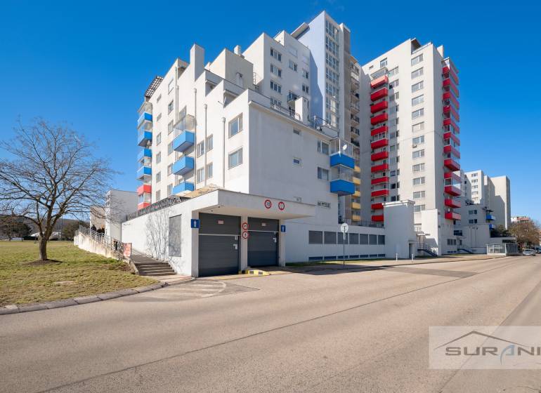 Nové v ponuke | 3-izbový byt 91 m² | 2× balkón | parkovanie | RUSTICA  - Bytový dom na Saratovskej ulici v Bratislave s farebnými balkónmi.