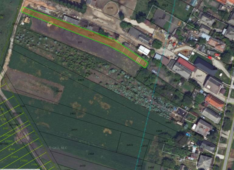 Predám pozemok v Tešedíkove - 994m2  - Letecký snímok pozemkov pre bývanie v Tešedíkove s vyznačenými parcelami.