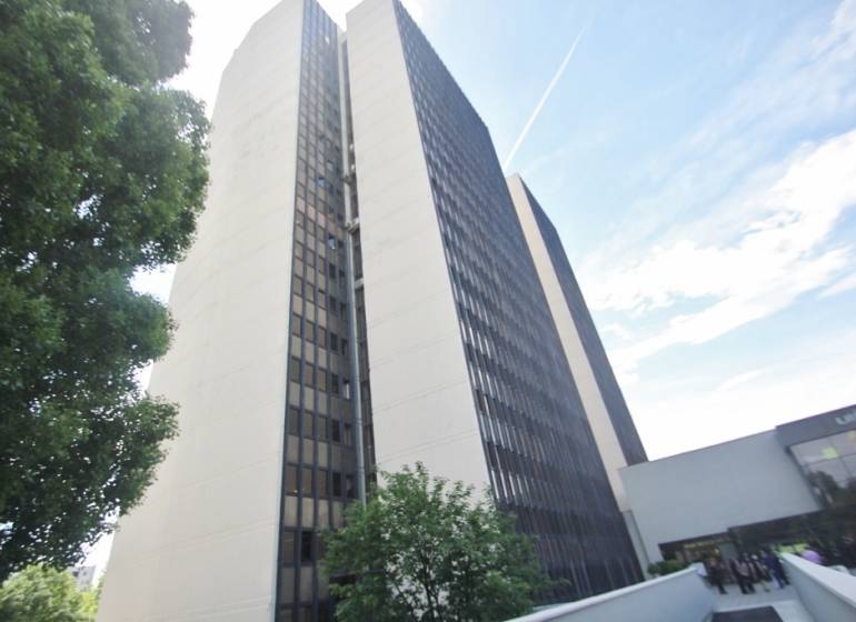 PRENÁJOM kancelárie 27 m2 - Technopol, Kutlíkova ul. - Výšková budova kancelárií na Kutlíkovej ulici v Bratislave - Lúky, čiastočne obklopená zeleňou.