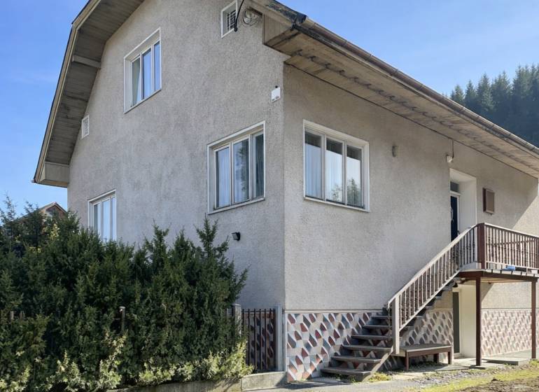 Rodinný dom · Terchová – Biely Potok - Rodinný dom v Terchovej s veľkými oknami, schodiskom a udržiavanou predzáhradkou.