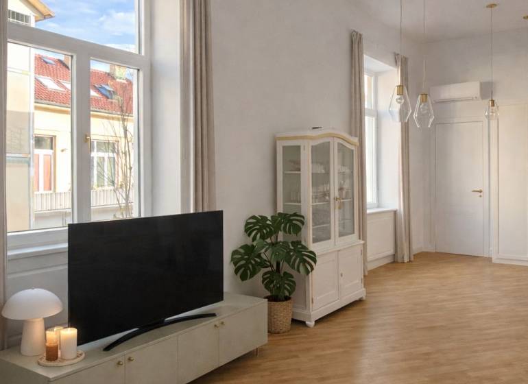 NA PRENÁJOM,Nadštandardný 3-izbový tehlový byt s parkingom,Mlynská ul. - Obývačka v 3-izbovom byte s podlahou s dreveným dekorom, televízorom a veľkými oknami.