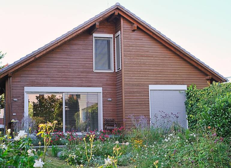 Rodinný dom s veľkou záhradou - Ružinov  - Rodinný dom na Strednej ulici v Bratislave - Ružinove s bujnou záhradou.