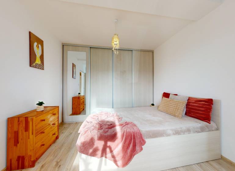 DOBROHOŠŤ- Prenájom  3i zariadeného bytu s predzáhradkou a parkingom - Spálňa so svetlou podlahou s dreveným dekorom, pohodlnou posteľou a skriňou.