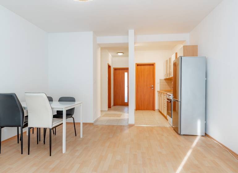 Luxusný 2-izbový byt + 2 balkóny, 73 m², garážové státie, Ružinov - Kuchyňa a jedáleň s podlahou s dreveným dekorom v 2-izbovom byte.