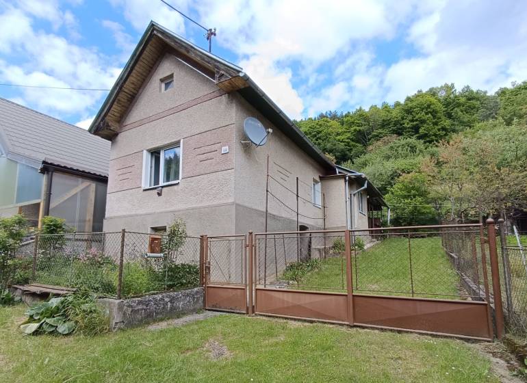 Predaj domu v Janovej Lehote - Rodinný dom v Janovej Lehote so záhradou, oplotením a vedľajšími stavbami v prírodnom prostredí.