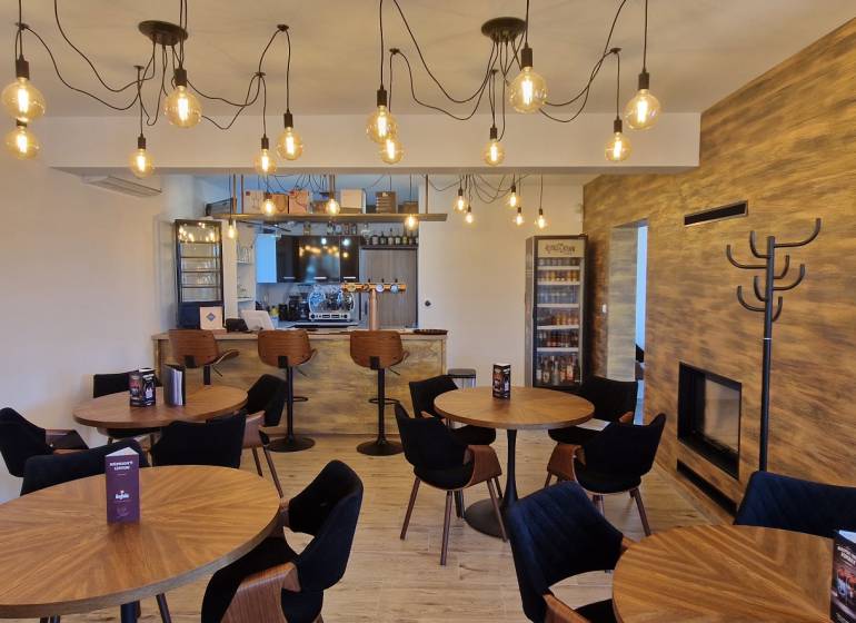 Prenájom kaviarne  v obci Nová Dedinka pri Senci - Gastro priestory s podlahou s dreveným dekorom a závesnými žiarovkami.