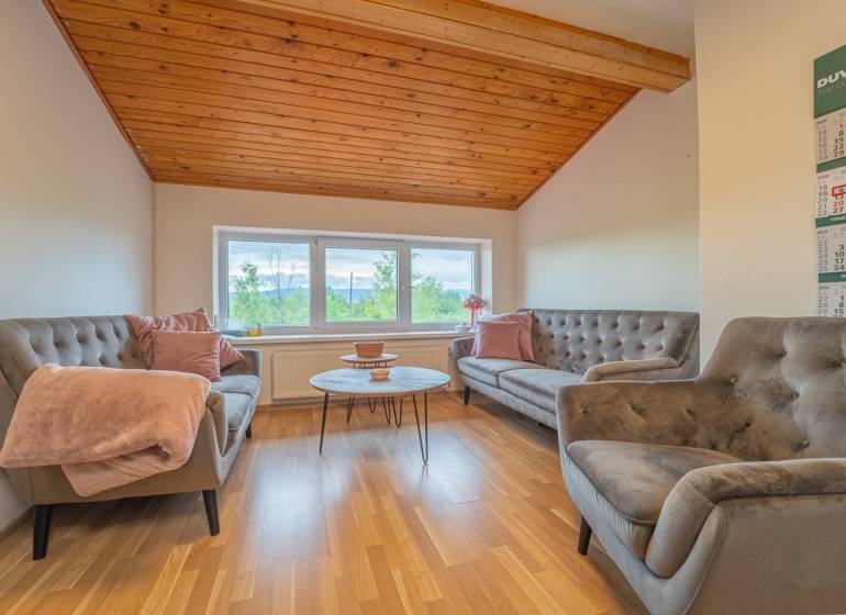 MODERNÝ KANCELÁRSKY PRIESTOR NA PRENÁJOM - Kancelárie so sedacími súpravami, podlahou s dreveným dekorom a oknom s výhľadom.