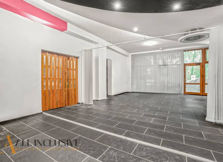 NA PREDAJ OBCH.PRIESTOR, BRATISLAVA–VRAKUŇA (PENTAGON) - Obchodné priestory s tmavou dlažbou, drevenými dverami a bielymi stenami.