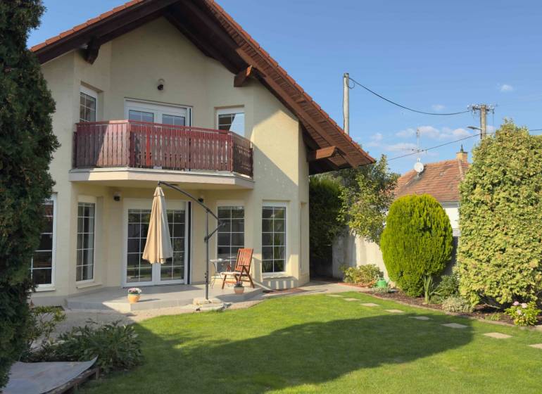 RIVERS - Veľkorysý rodinný dom po rekonštrukcii  - Rodinný dom na Puškinovej ulici v Ivanke pri Dunaji s terasou, balkónom a záhradou.