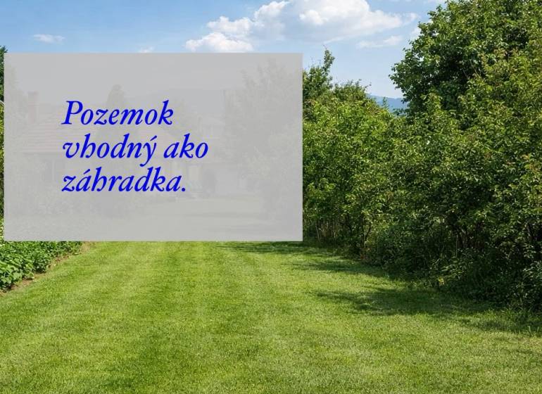 SLNEČNÝ POZEMOK 790 m² – IDEÁLNY NA ZÁHRADKU - LUDANICE - Trávnik so stromami v Záhradách Ludaníc, ideálny pozemok pre pestovanie.