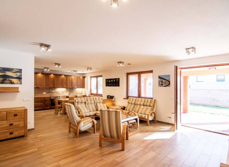 Nadštandardný 4-izbový rodinný dom s garážou a veľkým pozemkom - Obývačka s jedálňou a kuchyňou, podlaha s dreveným dekorom, Rodinný dom.