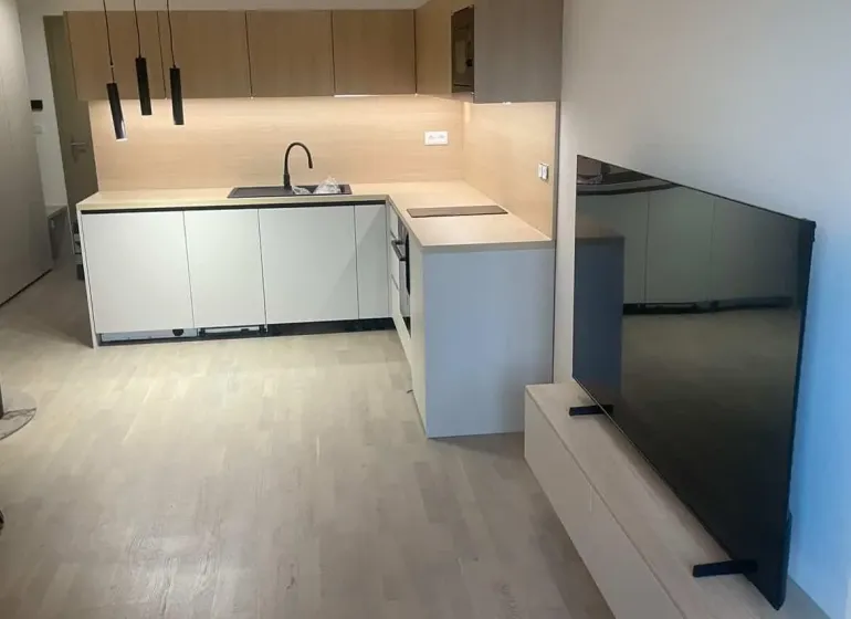 Prenájom 1-izbový byt s balkónom, METROPOLIS, Bratislava- Staré Mesto - Uj25NEHKM_fss.webp