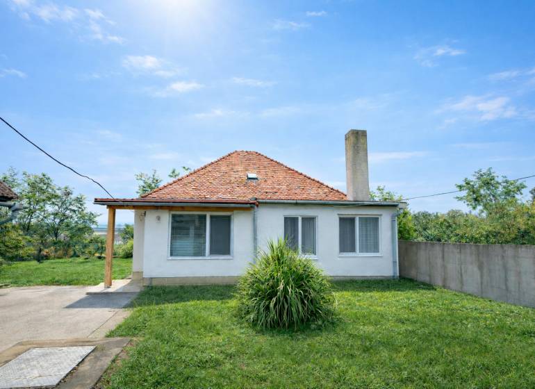 Bývajte vo svojom : dom a  pozemok 690 m², Veľké Ripňany 77.000,-EUR - Rodinný dom vo Veľkých Ripňanoch so záhradou, šikmou strechou a trávnatým dvorom.