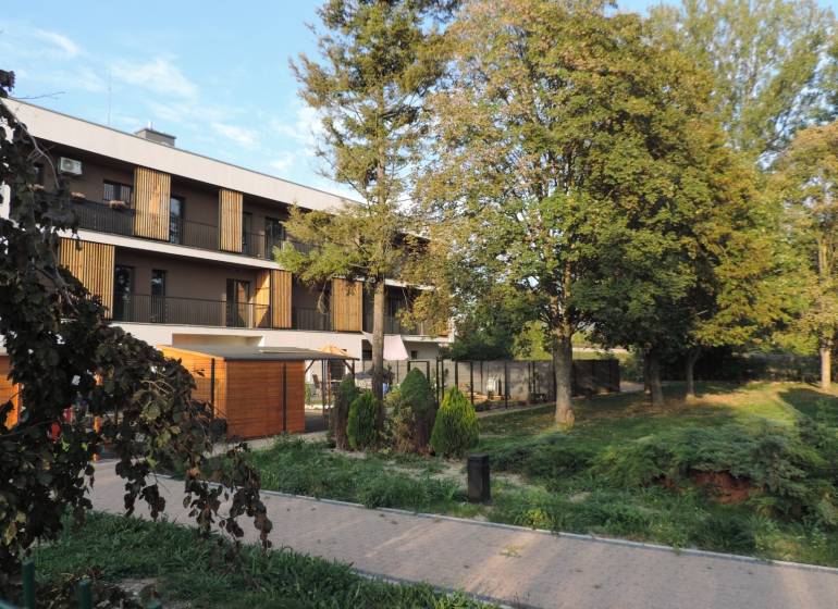 Moderná garsónka v obľúbenej Rezidencii Tematínska - Piešťany - Bytový dom na ulici Bodona, obklopený zeleňou a stromami, ideálny pre garsónka bývanie.