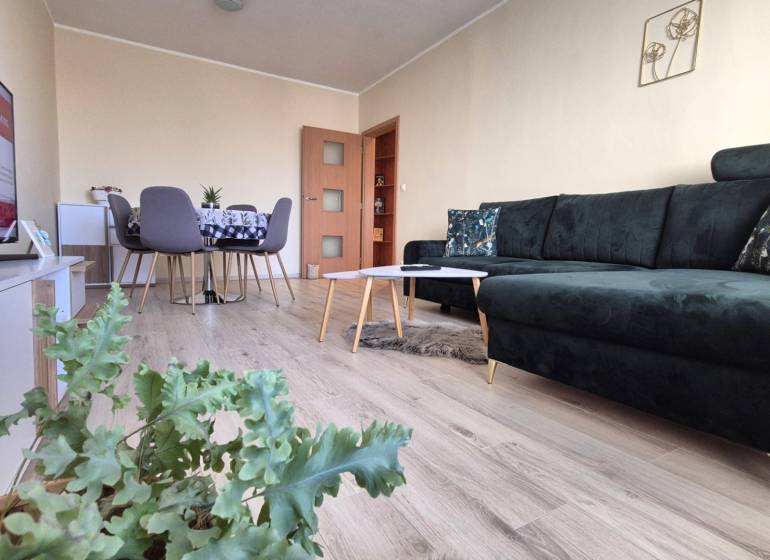 Zariadený 2-izbový byt 64 m² s 6 m² loggiou na sídlisku 