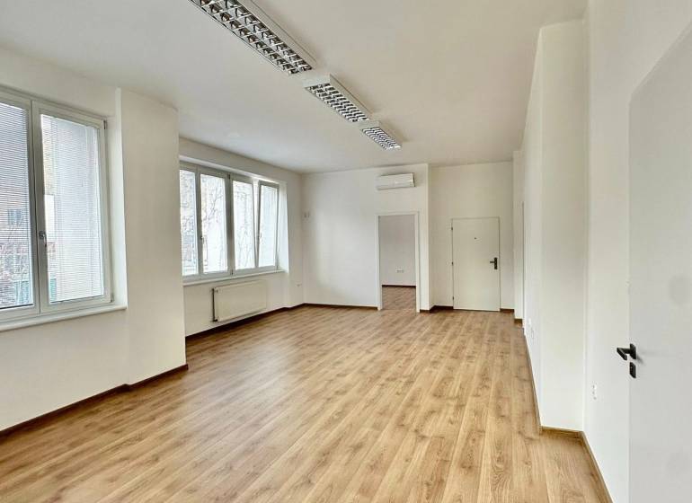 Kancelárske priestory na prenájom, Trenčín, ul. M.R.Štefánika - Kancelárie s podlahou s dreveným dekorom, bielymi stenami a oknami ponúkajú jasný pracovný priestor.