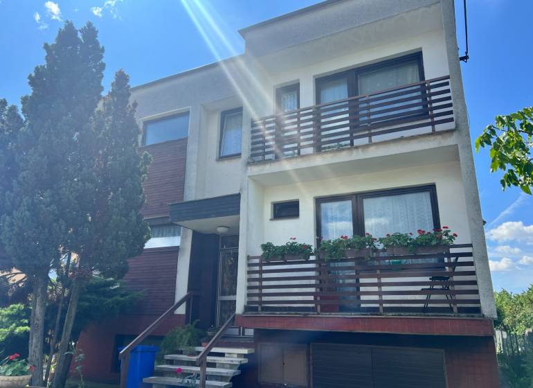 Exk. viacgeneračný RD vo Veľkom Orvišti pri Piešťanoch REZERVOVANÝ - Rodinný dom na Tálovej ulici vo Veľkom Orvišti s dvoma balkónmi, drevinami a garážou.