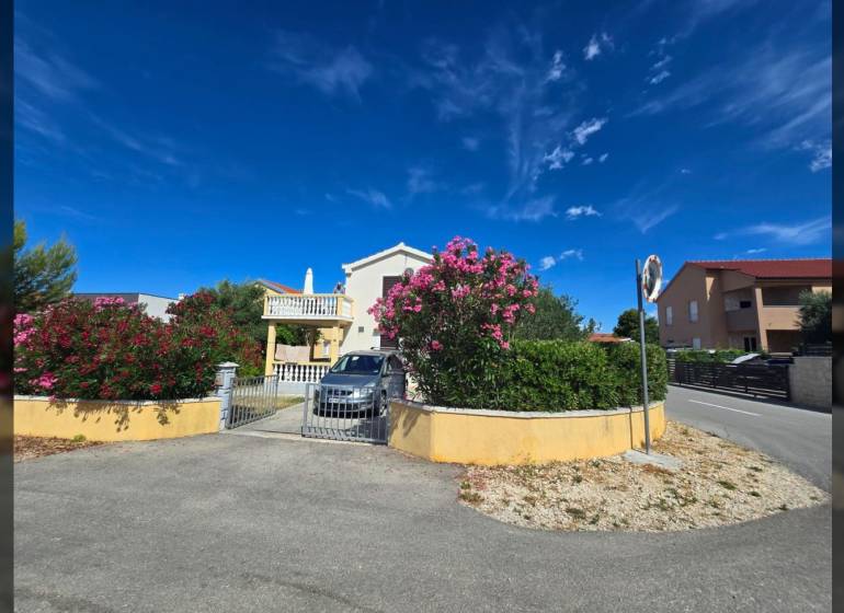 VRSI - dom s dvoma bytovými jednotkami - 250 m od mora - Dvojpodlažná budova so záhradou na ulici Mulo vo Vrsi, Zvláštne nehnuteľnosti.