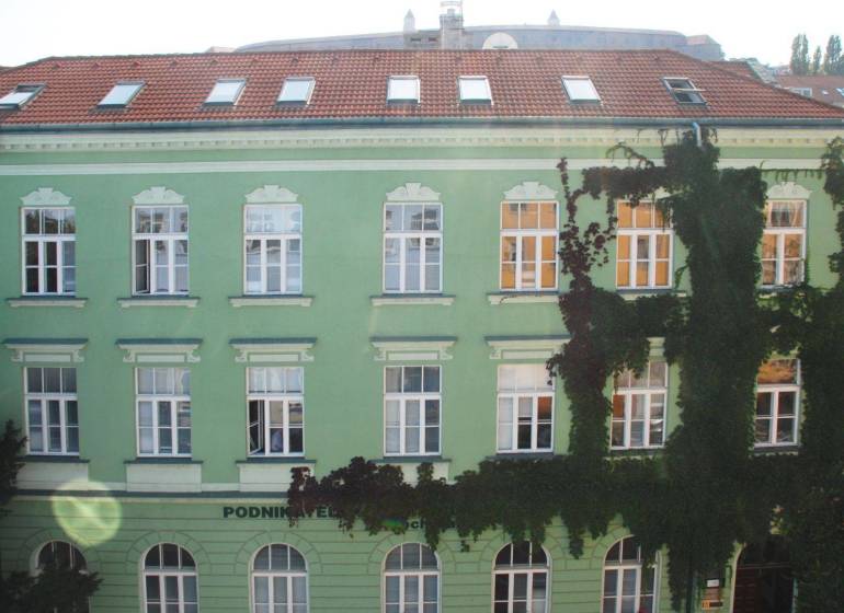 Reprezentatívne kancelárske priestory 121m2, Zochova ul., Staré Mest - Zelená fasáda budovy na Zochovej ulici v Bratislava-Staré Mesto, pokryté popínavými rastlinami, kancelárie.