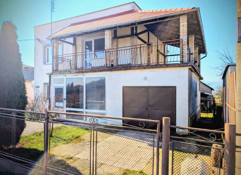 Rodinný dom s veľkou terasou a garážou v  Lastovciach za  73 500 € - Rodinný dom na Novej ulici v Lastovciach s priestrannou terasou a garážou.