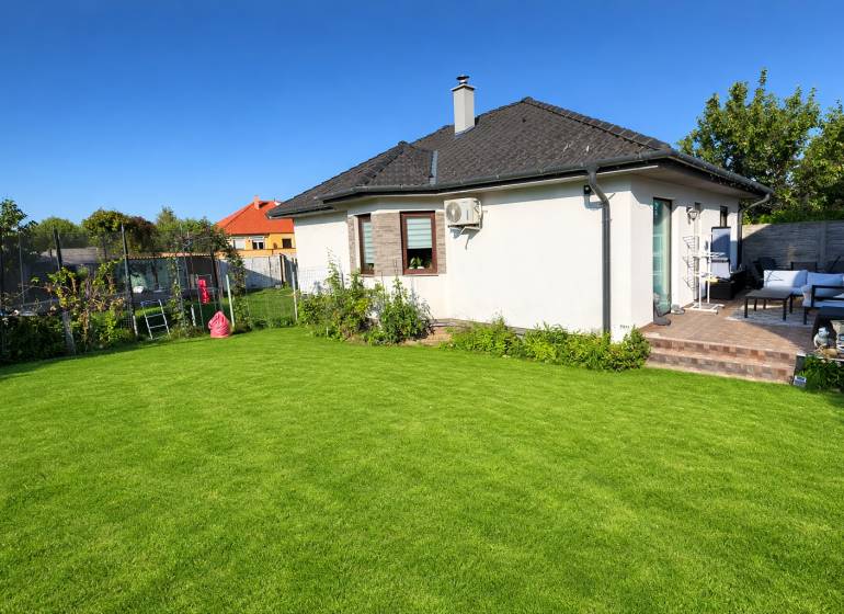 RADO I 4-IZBOVY murovaný ROD.DOM I RAJKA - Rodinný dom v Rajke s udržiavanou záhradou, terasou a slnečnou oblohou.