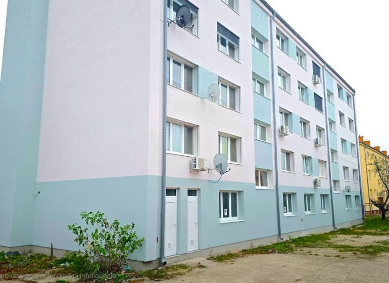 Na predaj moderný 2-izbový byt po kompletnej rekonštrukcii – Piešťany - Bytová budova na ulici Pod Párovcami v Piešťanoch, vhodná na 2-izbový byt.