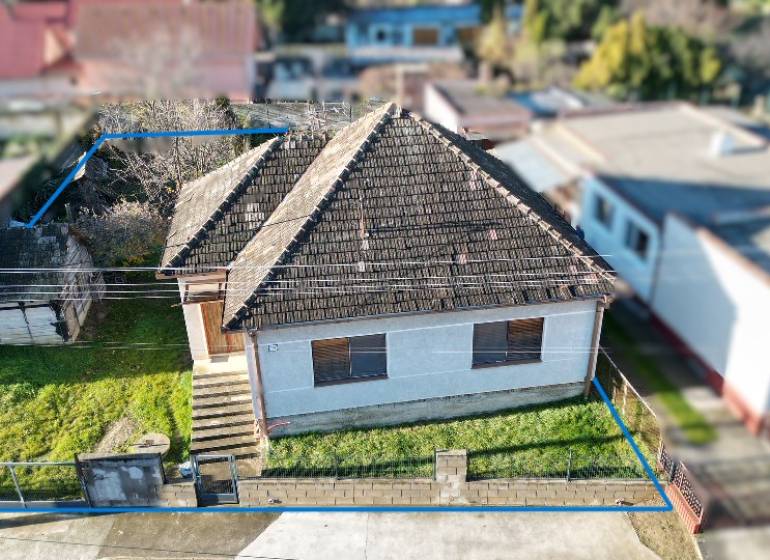 * na predaj 3i rodinný dom, 6á pozemok, Čataj - Rodinný dom v Čataji so šikmou strechou a upravenou záhradou, oplotený plotom.