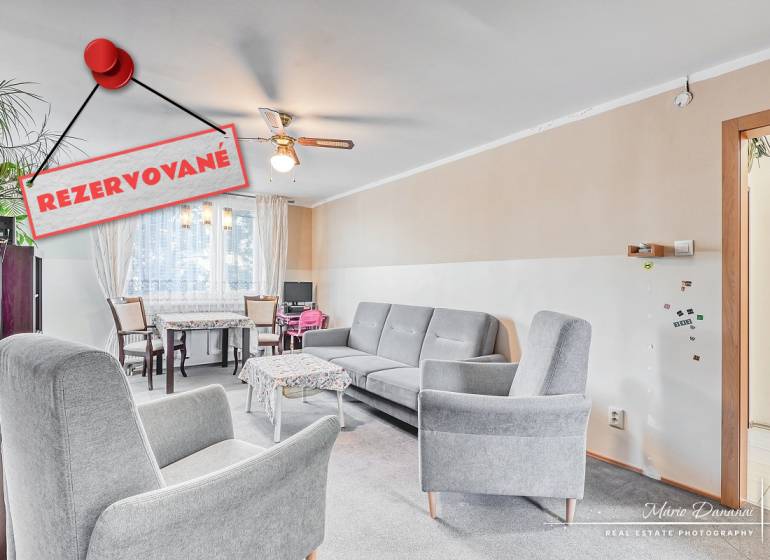 REZERVOVANÉ 4-izbový byt v Trnave na Veternej ulici - Obývačka v 4-izbovom byte s pohodlnými kreslami a jedálenským kútom.