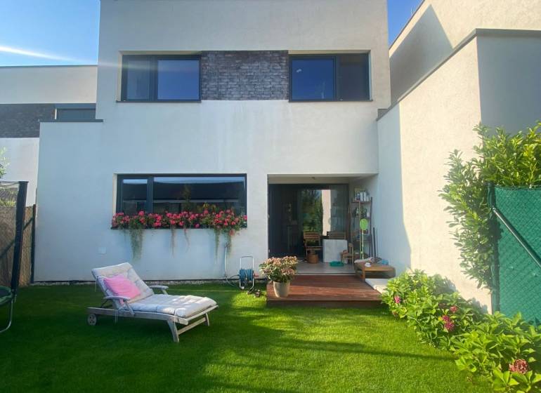 Nová Dedinka,projekt “Lastovičky”,na predaj moderný radový rodinný dom - Rodinný dom na Radovej ulici v Novej Dedinke má udržiavanú záhradu s ležadlom.