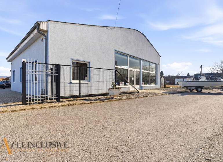 Na prenájom obchodný priestor s kanceláriou, Štúrovo - Obchodné priestory v Štúrove so sivou fasádou, parkovaním a prístreškom.