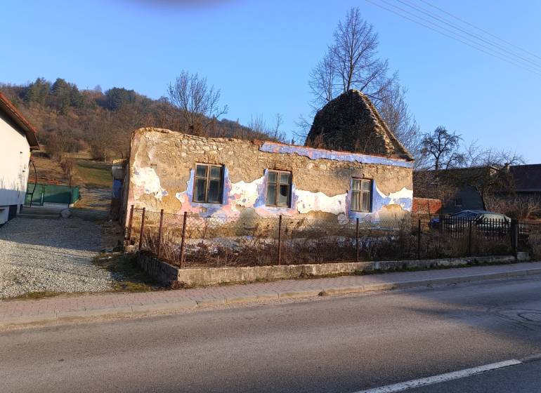 SKLABIŇA -7 km od mesta Martin -stavebný pozemok 1403m2 - Opustená budova na pozemku v Sklabini, vhodná na bývanie.