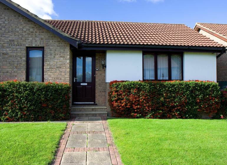 Slnečný pozemok pri potoku v tichej uličke – Slovenská Nová Ves - Dom s tehlovým exteriérom obkolesený upravenou záhradou na ulici Slovenska Nova ves, Slovenská Nová Ves, Pozemky - bývanie.