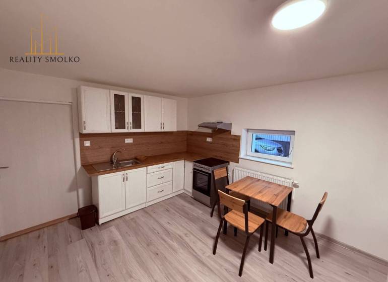 EXKLUZÍVNE: Štýlové bývanie v tichej lokalite Kanaša – po kompletnej r - Kuchyňa v rodinnom dome s podlahou s dreveným dekorom obsahuje malý jedálenský set.