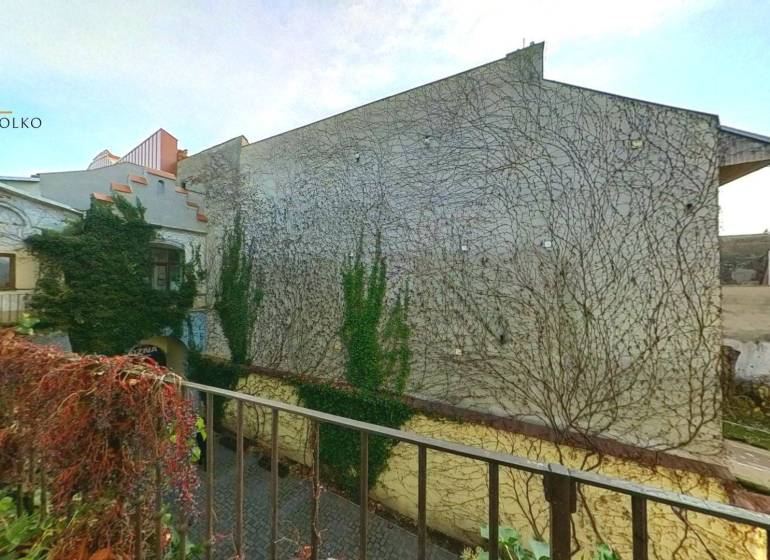 EXKLUZÍVNE: Priestranný 2-izbový byt priamo v centre Prešova – Ideálne - Dvor plný popínavej zelene na Hlavnej ulici v Prešove.