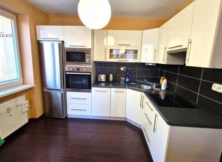 PRENÁJOM 2i, 56 m², PREŠOV- KOMENSKÉHO - Kuchyňa v 2-izbovom byte s podlahou s dreveným dekorom, vybavená modernými spotrebičmi.