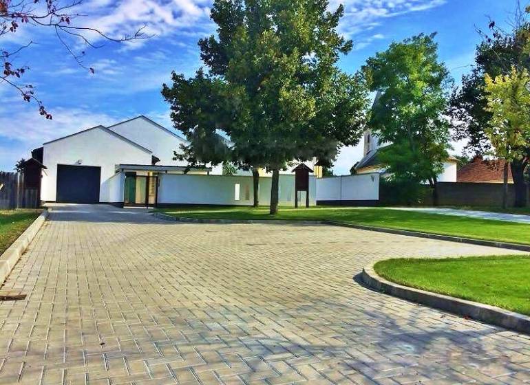 Priestranný 5-izbový rodinný dom s pohodlným dojazdom do Bratislavy  - Rodinný dom so spevnenou príjazdovou cestou, obklopený stromami v meste.