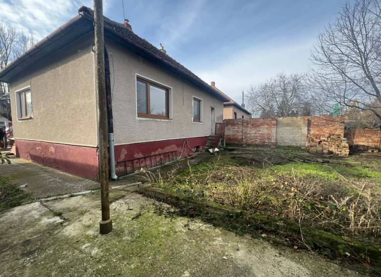 PREDAJ - 3-izbový rodinný dom po kompletnej interiérovej rekonštrukcii - Rodinný dom na ulici Na Vŕšku v Šuranoch, s neudržiavaným pozemkom a neomietnutým plotom.