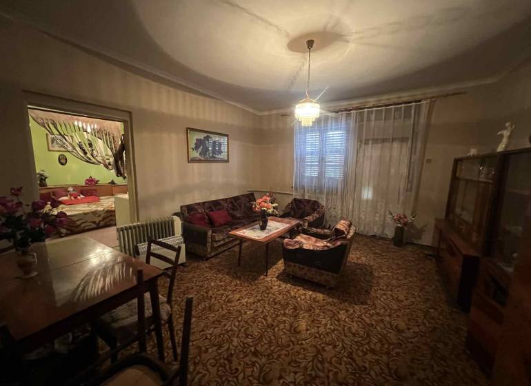 PREDAJ - Rodinný dom v obci Kamenica nad Hronom – len 5 km od Štúrova - Obývacia izba v rodinnom dome s kobercom a jedálenským stolom.