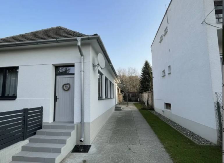 PREDAJ - Rodinný dom s veľkým pozemkom v obci Koplotovce  - Rodinný dom v Koplotovciach na Koplotovciach s bielou fasádou a malými schodmi.