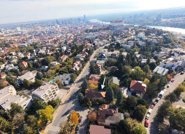 MUDROŇOVA – medzivojnová vila na HRADNOM KOPCI s veľkým pozemkom - Letecký pohľad na rodinné domy na ulici Mudroňova v Bratislave - Staré Mesto.