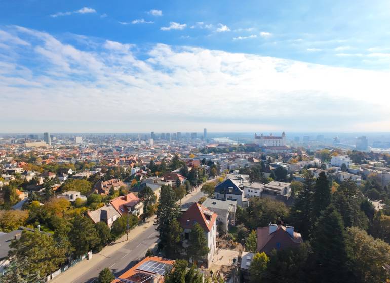 RIZNEROVA, RD – s veľkým pozemkom nad BRATISLAVSKÝM HRADOM - Výhľad na Bratislavu zo Starého Mesta, Riznerovej ulice, s Bratislavským hradom v pozadí.