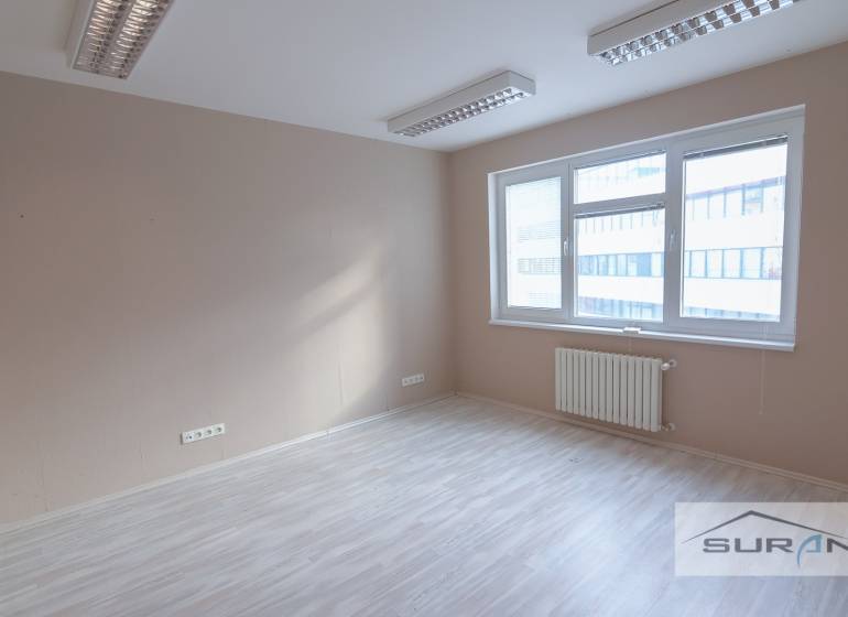  	 Bez Provízie | Kancelária 17m2 | Paulínyho ulica | Bratislava - Prázdna kancelária s podlahou s dreveným dekorom, veľkým oknom a osvetlením na strope.