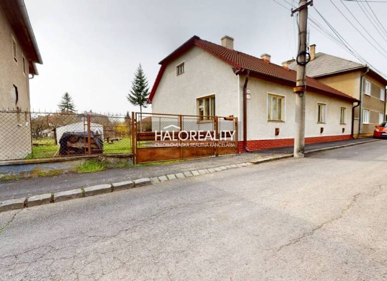 Predaj, rodinný dom Rimavská Sobota, Čerenčianska - ... - Rodinný dom v Rimavskej Sobote s predzáhradkou a kovovým plotom na tichej ulici.