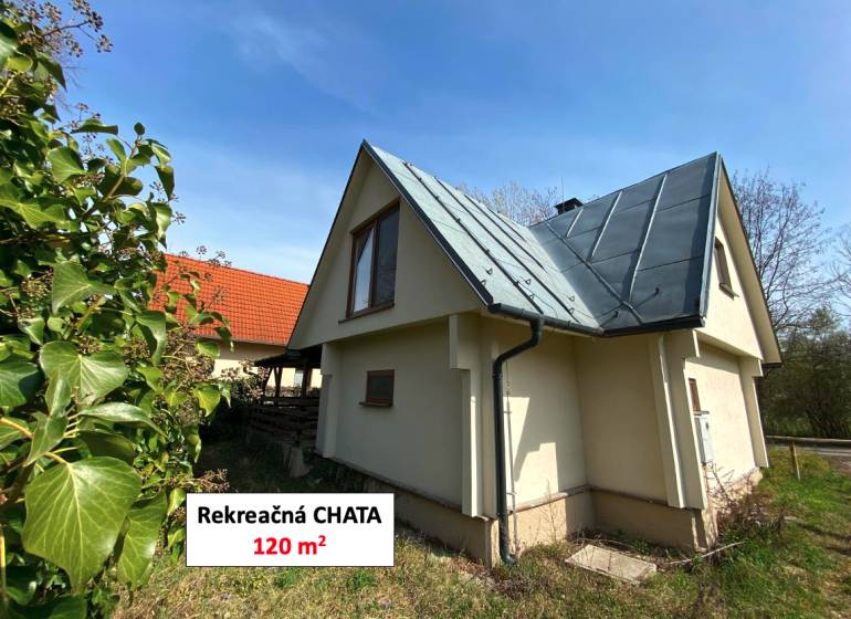 Zrekonštruovaná rekreačná chata v Jahodnej (Dunajské Mlyny) - Exteriér Chaty v Jahodnej, s klasickou strechou a priľahlým pozemkom.
